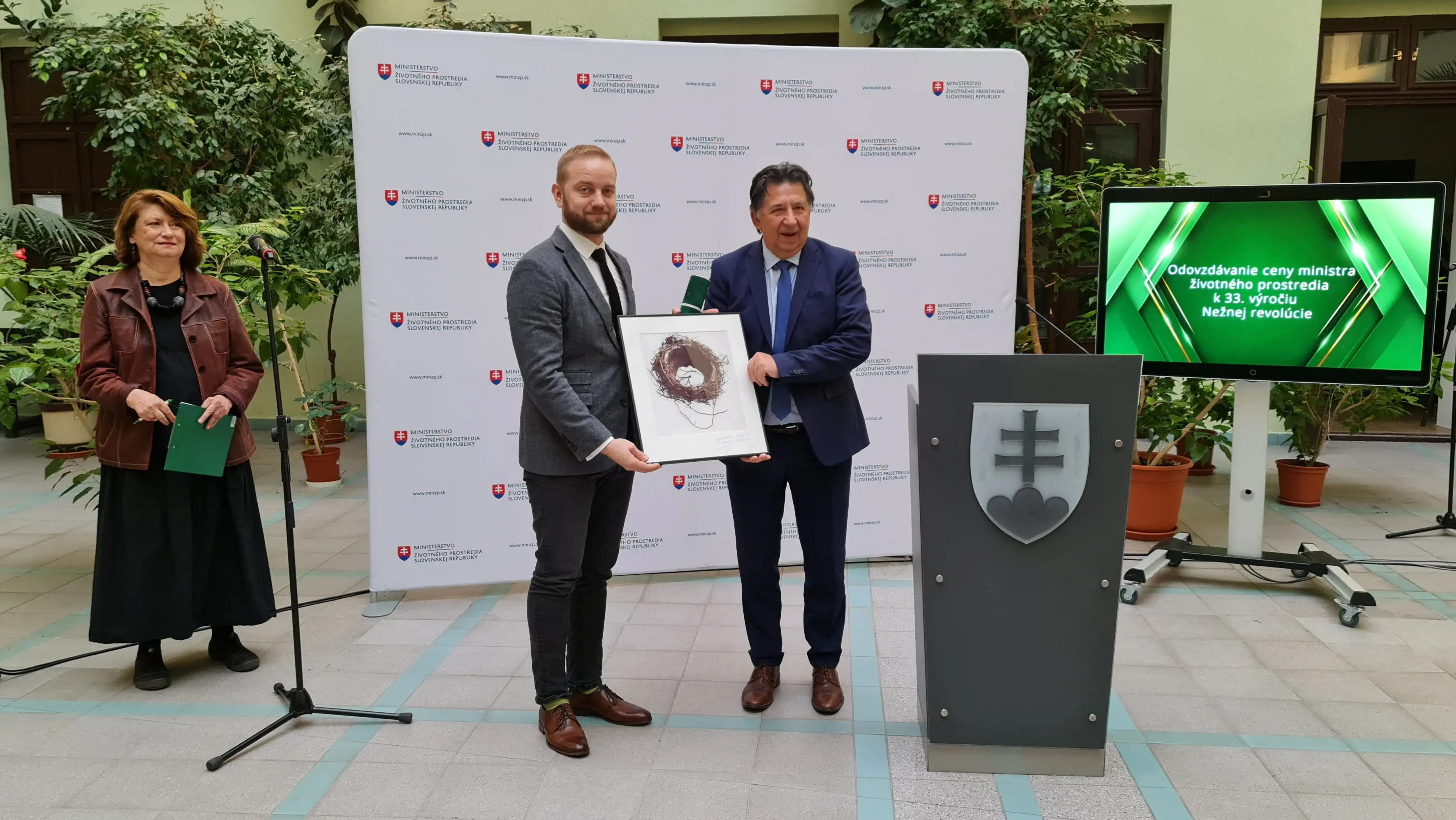 CENA MINISTRA V RUKÁCH GENERÁLNEHO RIADITEĽA SIŽP 