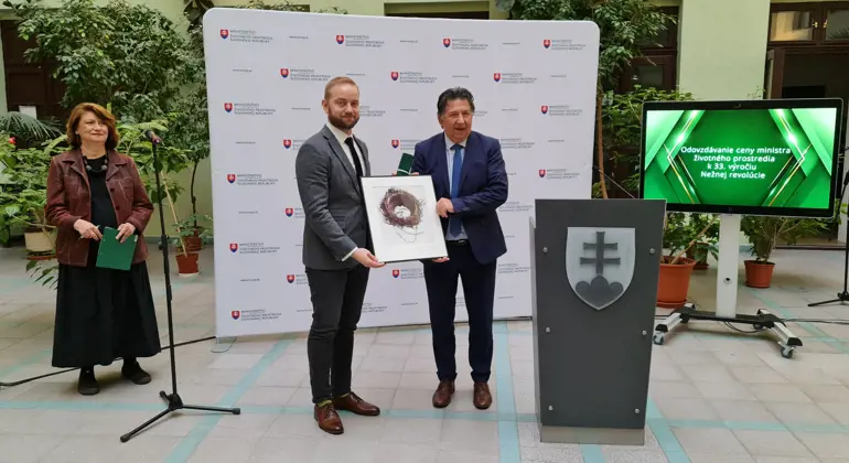 CENA MINISTRA V RUKÁCH GENERÁLNEHO RIADITEĽA SIŽP 